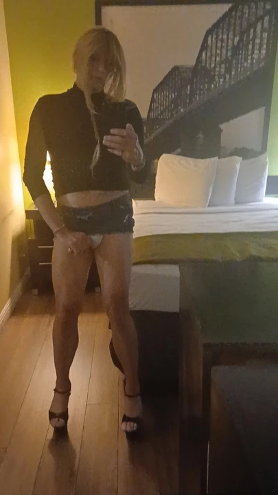 Madisongurl dances in her motel room