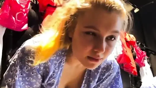 Muncrat banyak dan fingering memek merah muda di depan umum