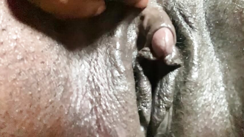 Thủ dâm âm hộ trong nhà của chú tôi.