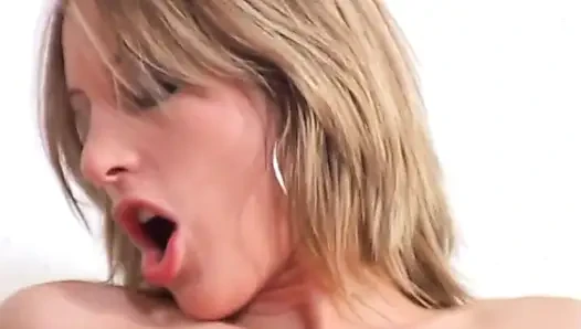 Seksi ateşli sarışın sürtük büyük sert olgun yarağa biniyor!