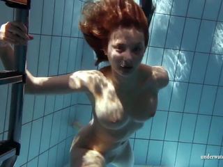 Zuzanna berenang telanjang dan terangsang di kolam renang