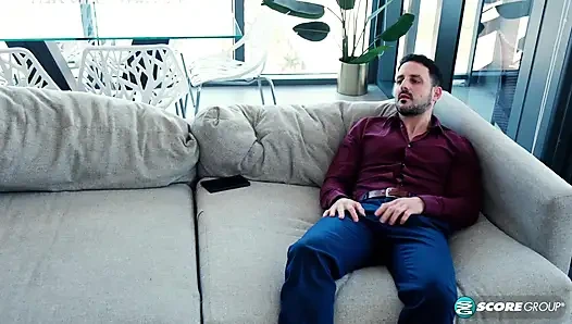 Stres düşkünü nia bleu bir adama rahatlama veriyor