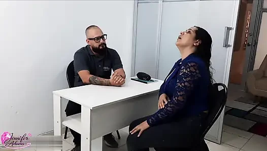 My stepdaughter loses notes and I make a deal with the director to fuck him in exchange for giving him new notes - Porno en Español