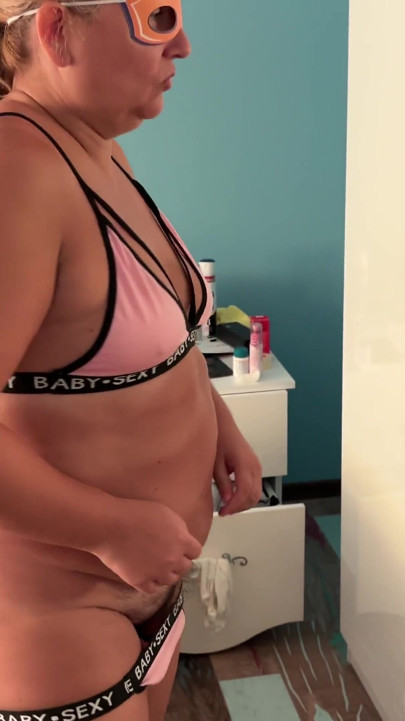 Zara Charm Соло стрип в спалнята, показваща линии от тен и бельо | Клип 1