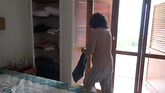 Aku merekam ibu tiriku lagi buka baju di pantai sambil pakai bikini, pantat montok dan memek berbulu
