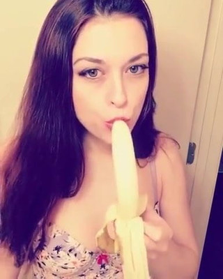 Wunderschöne sexy Schlampe trainiert ihre Kehle mit einer Banane