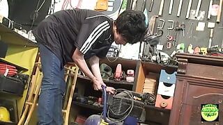 Eine lesbe, die sich ausgibt, mechaniker zu sein, fickt ihr asiatisches kunds-schätzchen mit einem strapon
