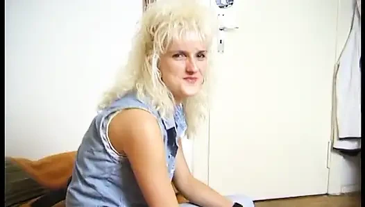 Немецкая милфа-блондинка в соло-действии