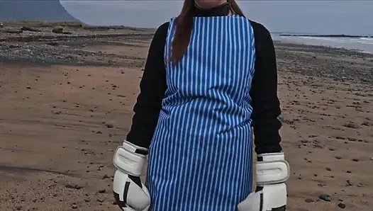 Arsch-zu-mund-dominanz an einem surrealistischen strand