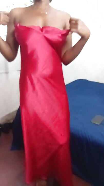 Mulher negra de cabelos curtos com desejo