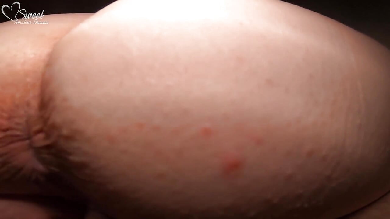 Macocha wchodzi do mojego łóżka na squirting i kremowy seks