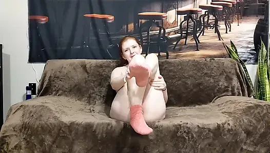 Делаю тебе ногами с моими потными ступнями