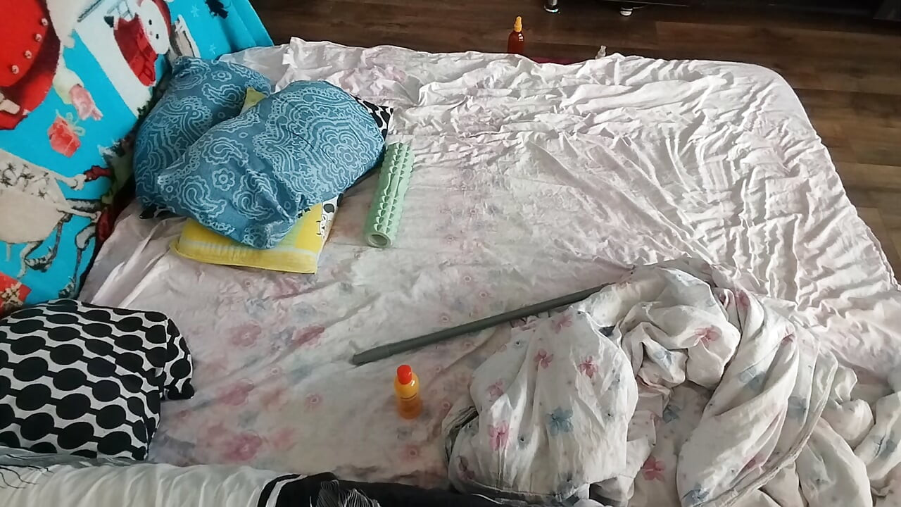 Чувственный массаж горячей пары с маслом на теле.