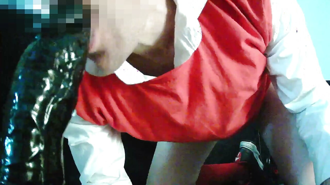 Sissy rubia de Seúl entrenando con un dildo BBD vestida de sport