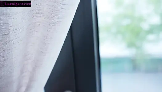 Она обманывает его силиконовым ремонтом, пока он не трахает ее по-настоящему