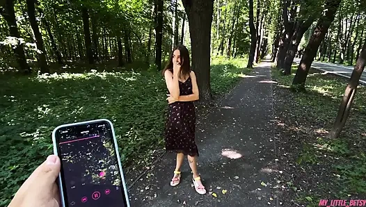 Gehen sie im wald mit lush endet mit sperma auf gesicht und haaren