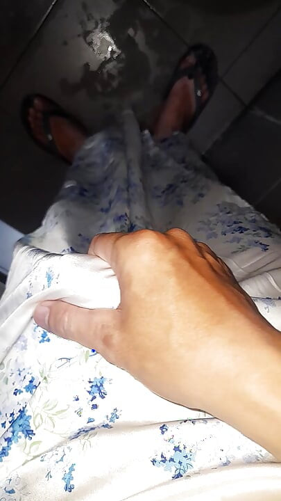 サテンのホルターネックドレスを着た女装精液