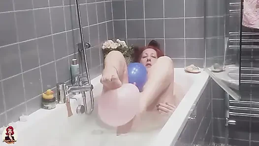 Lagi asik mandi sambil mainin balon