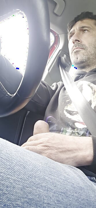 Tipul heterosexual devine excitat și se masturbează în timp ce conduce, aproape că a fost prins