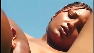 Puta negra caliente obtiene su coño apretado follado al aire libre