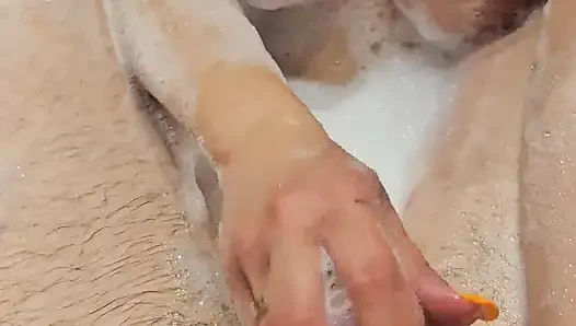 Sebelum masturbasi bareng-bareng istri seksi di kamar mandi sebelum nyepong kontol