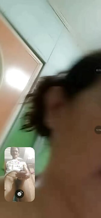 Depois do trabalho ela toma banho enquanto eu me toco