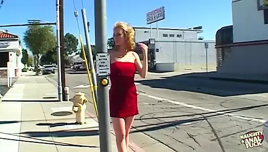 Dojrzały facet podnosi blondynkę w czerwonej spódnicy z ulicy dla blowjob i cowgirl zabawy