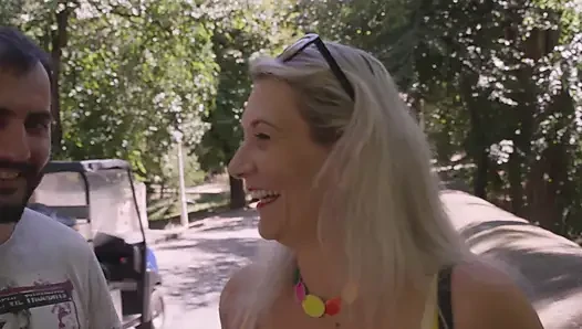 Büyük memeli sarışın orta yaşlı seksi kadın kanepede kalın yarağa biniyor