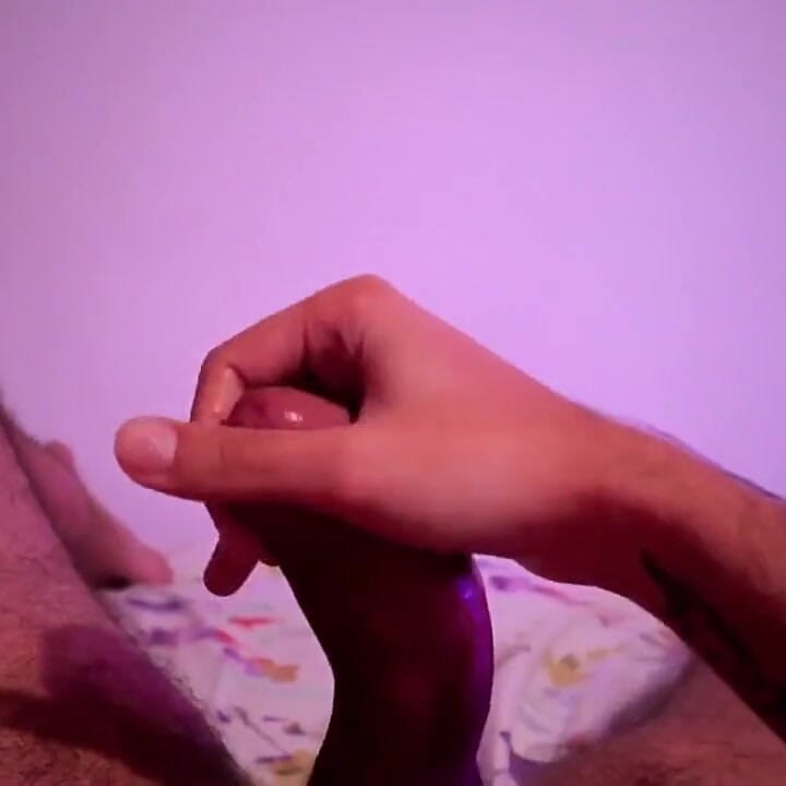 POVでオイルで大きな未割礼のラテン系ペニスをオナニーさせ、激しいオーガズムの中で大量の精液を漏らす