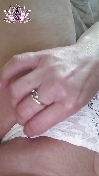 ในชุดบอดี้สูทลูกไม้สีขาว - ส่วนโค้งและตูดของฉันโคลสอัพ