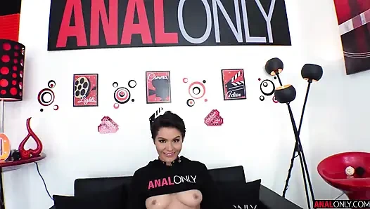 Шаловливой Nicole нужен анал