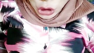 Transsexuală indoneziană cu voal hijab ejaculează și o mănâncă