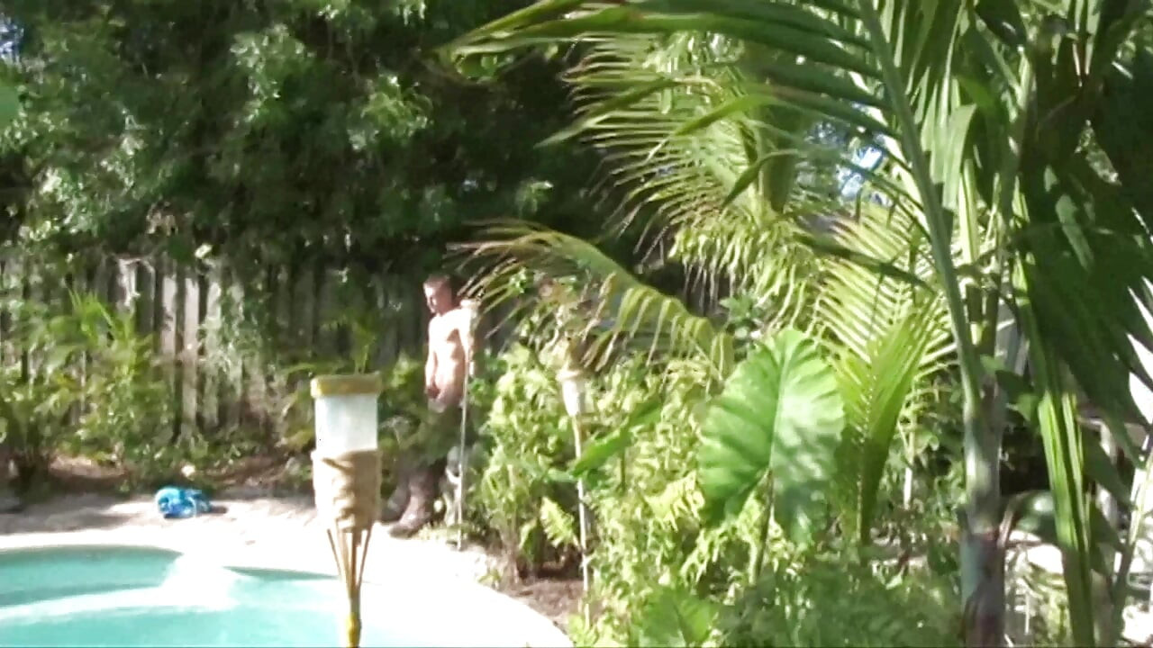 Gej Twinks ne mogu odoljeti jedno drugome u bazenu - vrućina bez kondoma izmiče kontroli