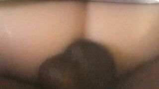 Чернокожая мастурбирует секс-куклу в спортзале с кольцом для члена под видео в видео от первого лица, приводит к большому грязному камшоту