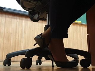 Unavená učitelka v punčochách hraje na vysokých podpatcích