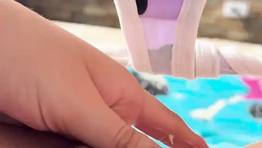 Красивая девушка мастурбирует