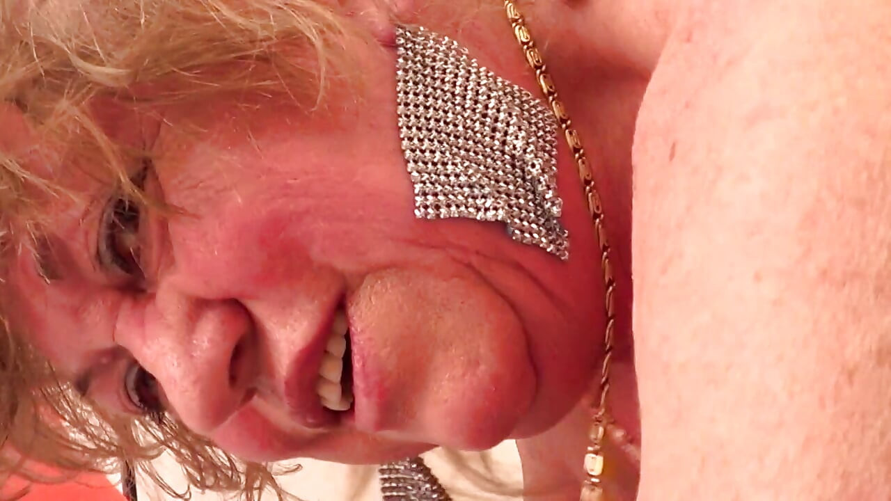 Azgın oma büyük bir yarağı emiyor ve sonra bir yıldız gibi biniyor