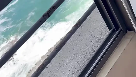 Fickt meinen Mund auf dem Balkon vor dem Meer (Amateur-lateinamerikanischer Sex)