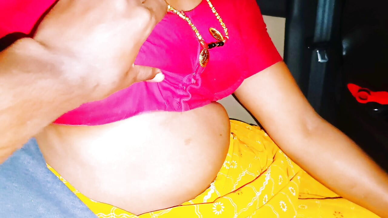 Sexo en el coche indio India madrastra vaquera follando hijastro con gran polla en coche Conversaciones sucias telugu