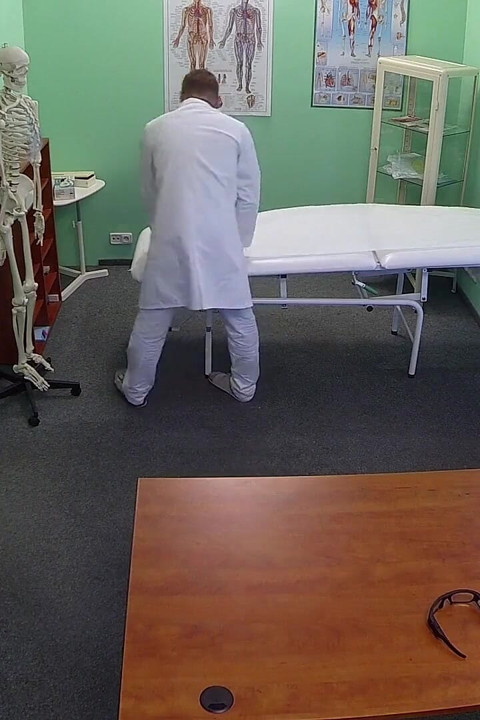 Spitalul fals - doctorul prescrie o doză grea de sex oral pentru a vindeca depresia pacientului