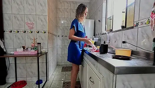 Tembel üvey kız kardeş bulaşıkları yıkarken amını kullandırdı.