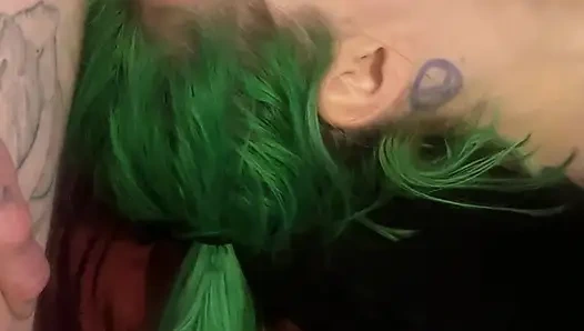 Симпатичную девушку Amber Green трахают в рот