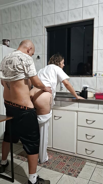 Baiser la bonne par derrière dans la cuisine.