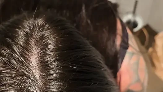 Amatör orta yaşlı seksi kadın 5 yıldızlı otel bar banyosunda yarak alıyor