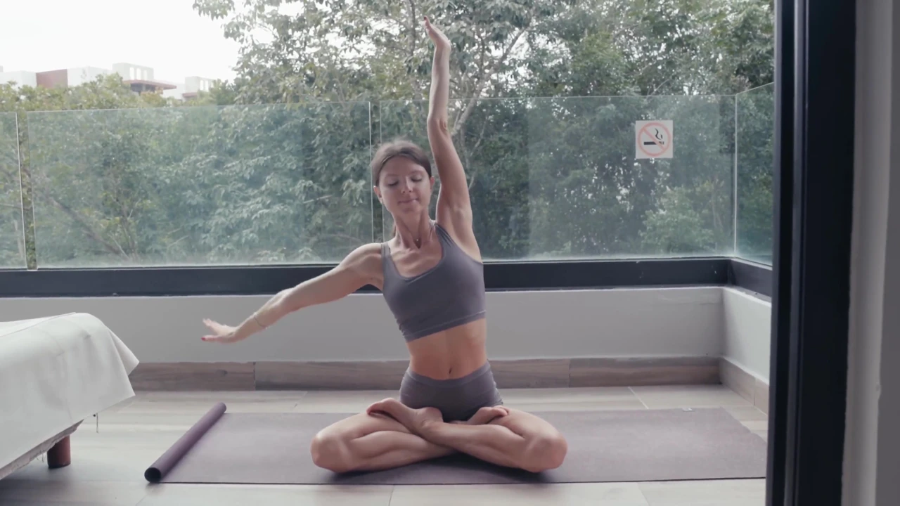 Balkonda çıplak yoga