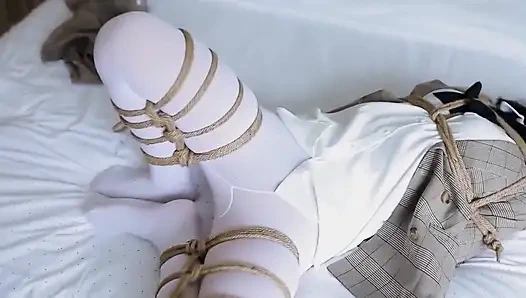 Hui09 - a White-stockinged Jk Girl Is Bound to the Bed with Ropes.