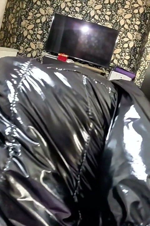 Audisi pribadi milf glossy downjacket. Sepong kontol, gaya doggy dan crot di jaket