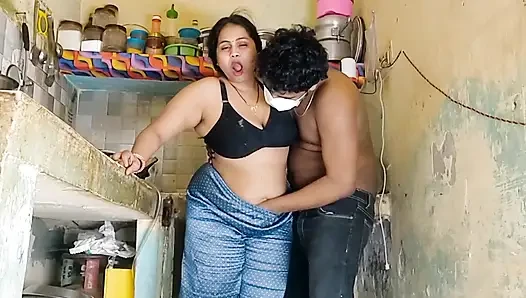 Kayınbiraderi Holi'de baldızımın büyük meme uçlarını çimdiklıyor, mutfakta vahşi seks