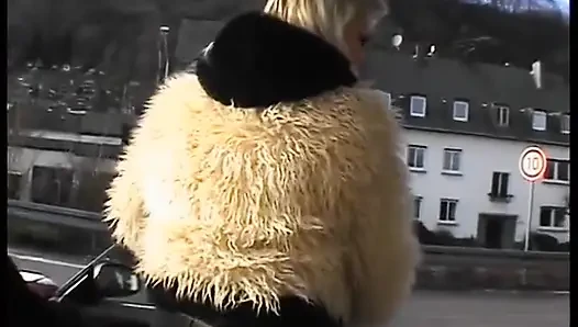 Blonde blondine zeigt fremden ihren schmutzigen verstand
