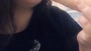 Une BBW amateur sexy se masturbe et joue avec mes seins